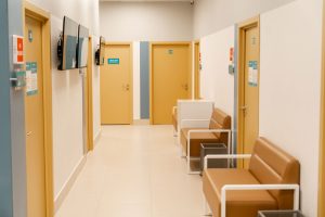 В поликлинике на Московке начал вести прием новый врач травматолог-ортопед